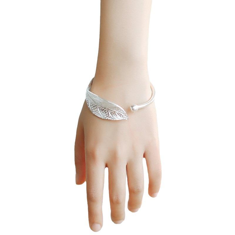 Stilvolles silbernes Armband mit offenem Blatt - Modischer Geburtstagsgeschenk-Schmuck