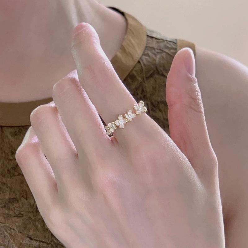 Vierblättriges Kleeblatt Tropfenglasur Ring Zart Leichter Luxus Nischendesign Premium-Sinn Diamant Persönlichkeit Passend Offener Zeigefinger Alltäglicher zarter Ring