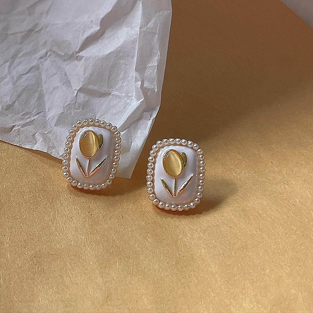 Aesthetic Tulip Pearl Stud Earrings: Exquisite Candy Color Design for Trendy Girls