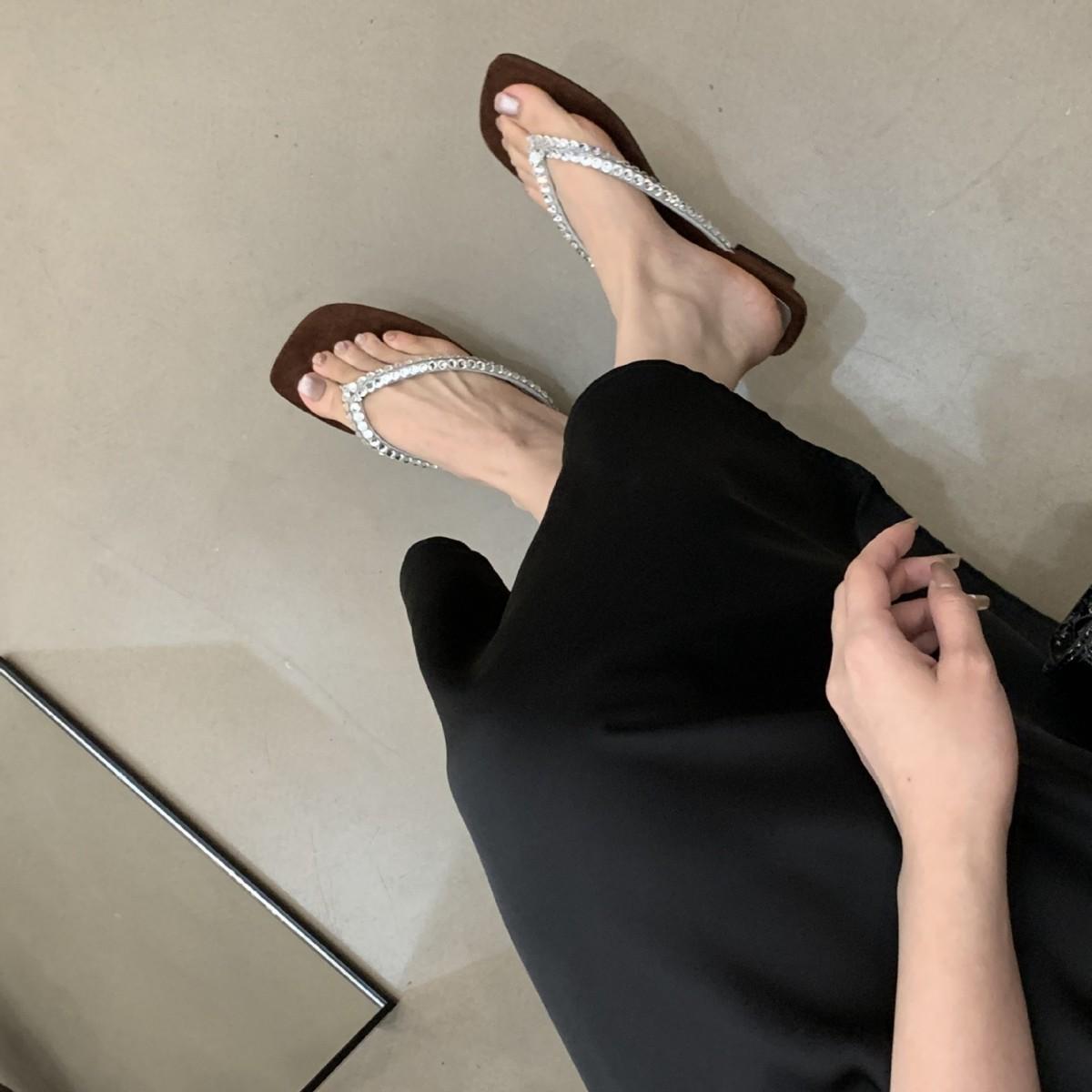 

French low-heeled rhinestone flip-flops shoes for women s summer wear 2025 new models with skirts, toes, beach cool slippers 39