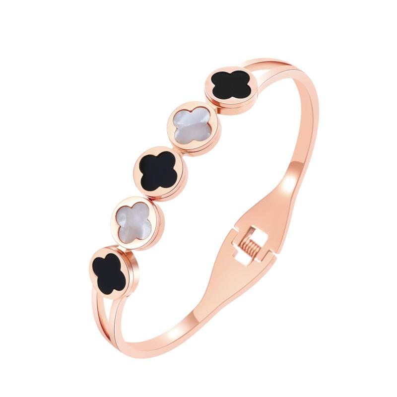 Pulseira aberta de aço inoxidável com trevo de quatro folhas e diamante incrustado em ouro rosa que não desbota
