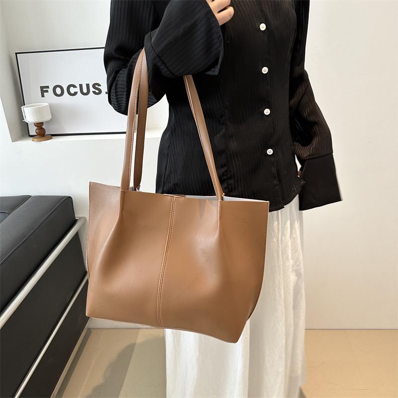2024 Spring Retro Large Capacity Women's Tote Bag - Fashionable Single Shoulder Handbag for Commuters and Students