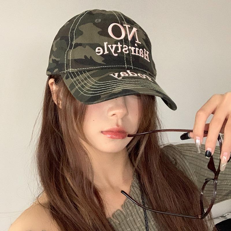 Nischen-Camouflage-Kontrastfarbenkappe mit Buchstabenstickerei Street-Baseballkappe Trendmarke für das weibliche Gesicht Kleine gebogene Krempe Hut