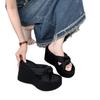 High-End-Mode Dicksohlige Slipper für Damen Sommer-Outdoor-Bekleidung 2025 neu Keilabsatz Kleine höhenverstärkende Strand-Ein-Wort-Slipper