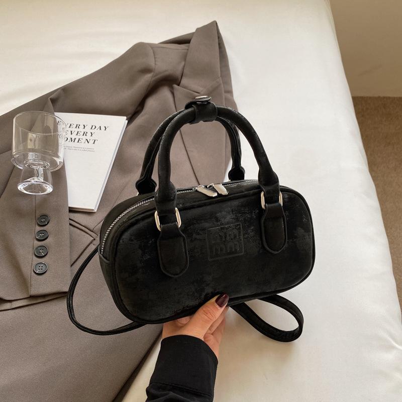 

2024 новая корейская версия небольшой свежей портативной сумки-подушки для женщин, летняя легкая модная сумка-мессенджер через плечо Mori trend чёрный