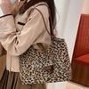 Höst- och vinterväska med stor kapacitet 2025 ny väska damväska axelväska leopardmönster axelväska väska för kortare resor