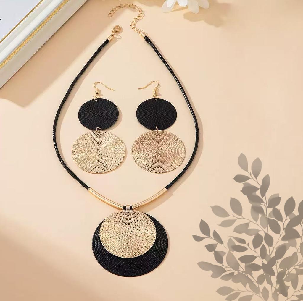 Three-piece Set of Large Round Earrings, Collar Set, Exaggerated Wind Beating Pattern, Wave Points, European and American Temperament, Advanced Sense