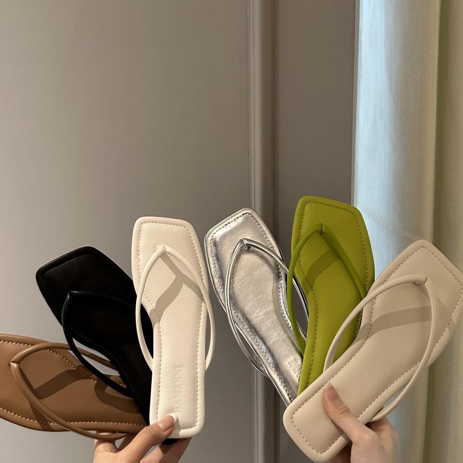 Tongs argentées à semelle plate chaussures pour femmes été 2025 nouveau niche vêtements d'extérieur orteil sandales de plage