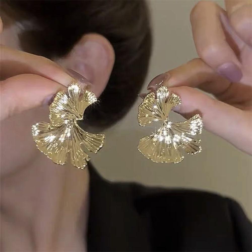 European and American exaggerated design sense Ginkgo biloba leaf earrings women s niche design temperament light luxury metal earrings earrings 925 silver needle