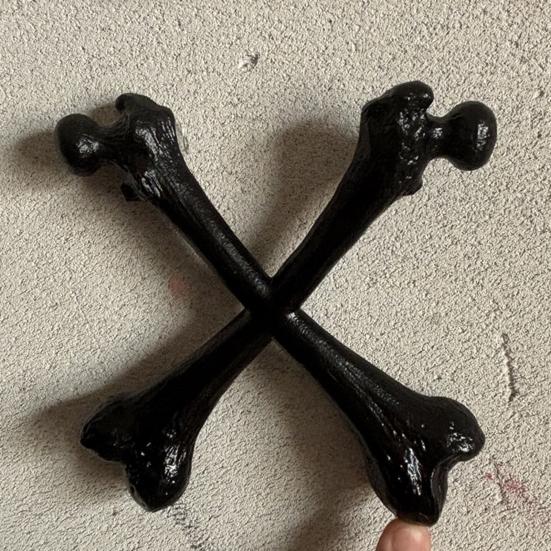 Yousheng Gothic Crossbones Wall Decor Resin Chain Bone Decor for Dark Academia Homes Black Gold Macabre Hanging Pendant for Bone Collectors