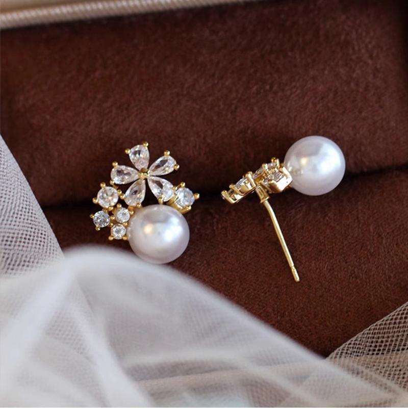 2025 Neue Exquisite Perlenähnliche Weiße Blume Ohrstecker für Frauen Glänzende Geometrische Zirkon Blütenblatt Ohrringe Mode Party Zirkon