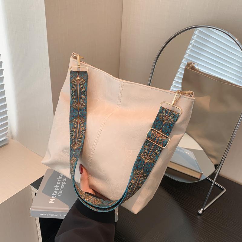 Spring new fashion portable shoulder crossbody large capacity bucket women's bag supports a lot of mixing