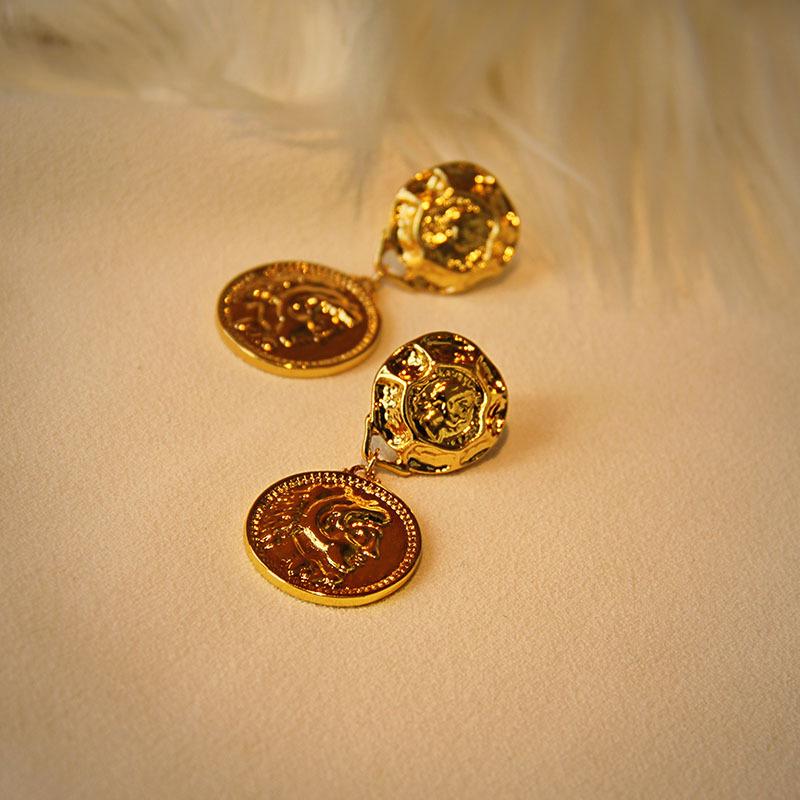 French Retro Portrait Hammered Texture Earrings - Artistic High-End Dangle and Stud Design for Women