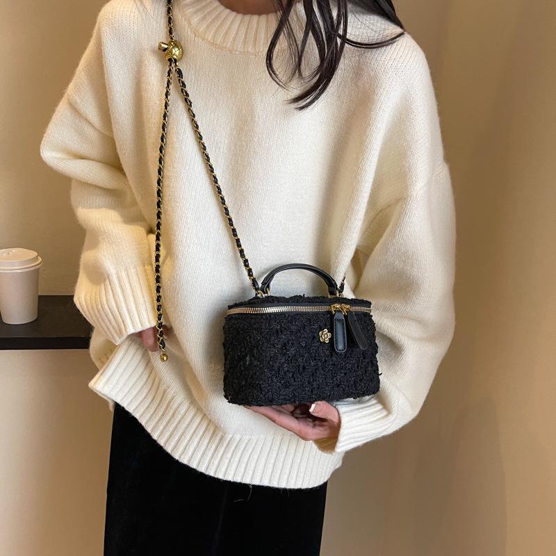 Niche design woolen small bag 2025 new autumn and winter women's bag fashion portable shoulder bag versatile messenger bag