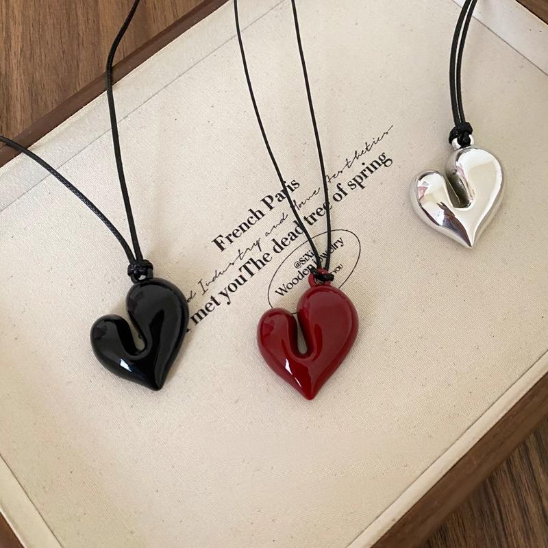 Blogger Reina's Heart Necklace: High-End Women's Black Rope Choker - Long Pendant for Spring & Autumn