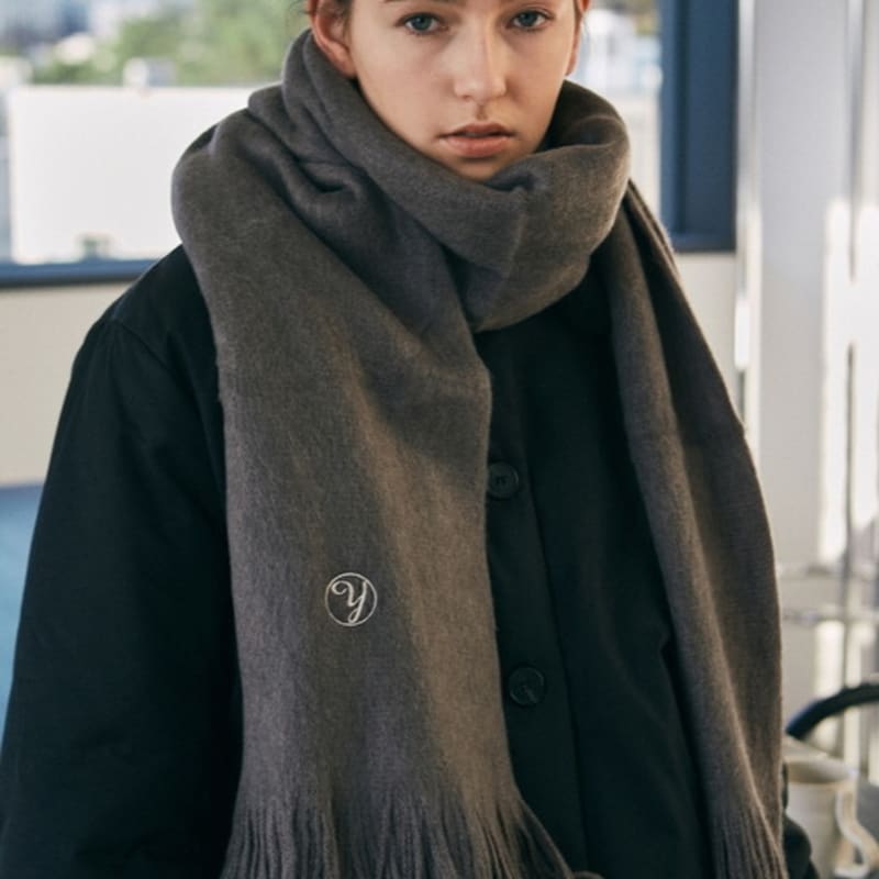 YAN13 ESSENTIAL TASSEL MUFFLER_CHARCOAL
