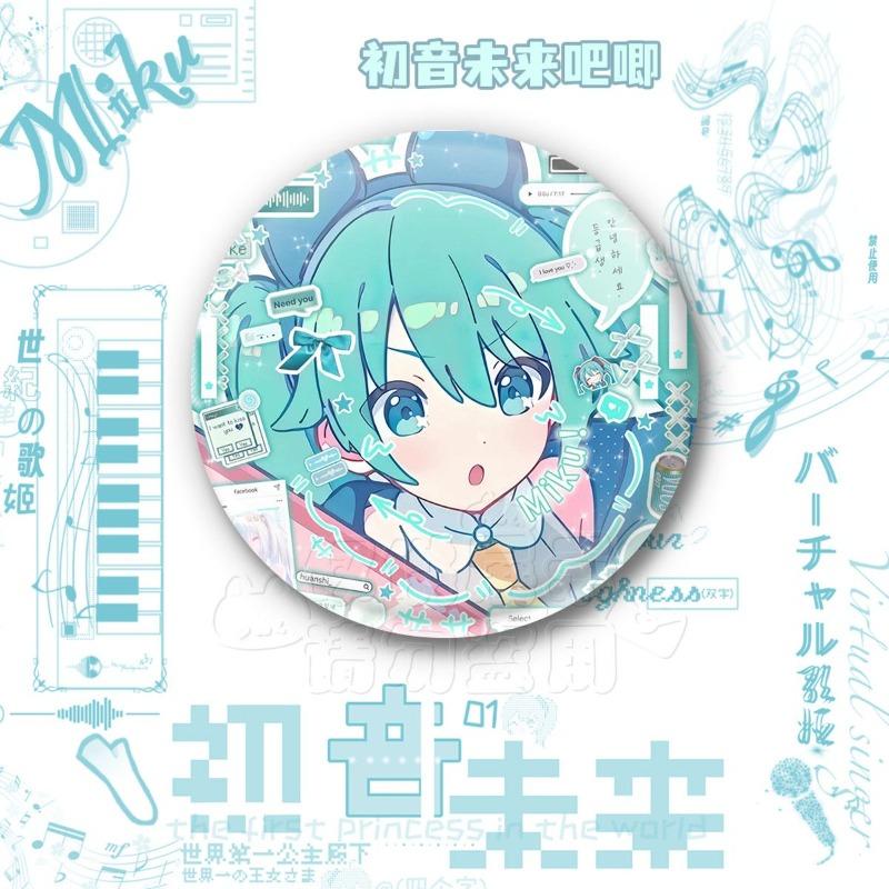 Nouvelle Broche Dessin Animé Mignonne Belle Apparence Personnage d'Anime Chanteuse Virtuelle Badge Accessoires de Sac à Dos Cadeau pour Ami white