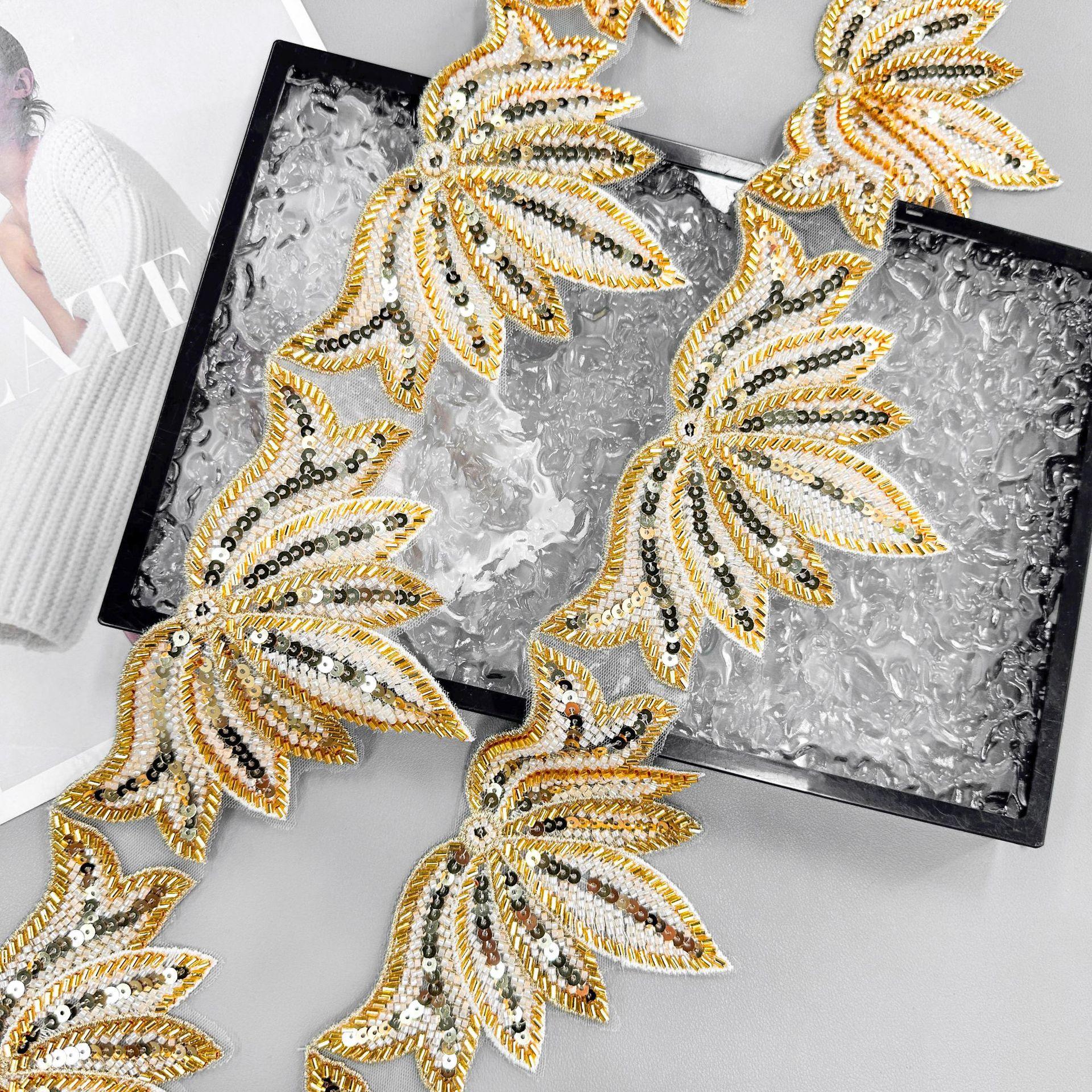 

Тяжелая промышленность Золотая фольга Бисер Пайетки Сетка Вышивка Штрих-код Одежда Платье Платье Декоративное Кружево Аксессуары TW176 gold size 5 flowers