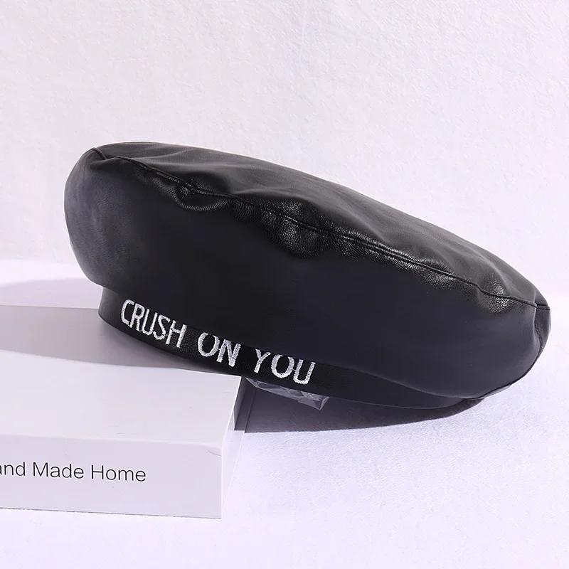 

Берет женский весна осень новый вышитые буквы PU кожаная шляпа с плоским верхом японская и корейская уличная мода стрельба шляпа Bud чёрный