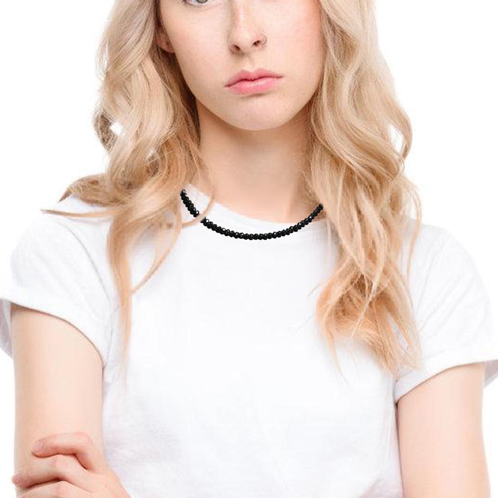 Elegant tynt choker-halskjede i fint krystall for kvinner. Moteabelt festtilbehør for datenight og feiringer.