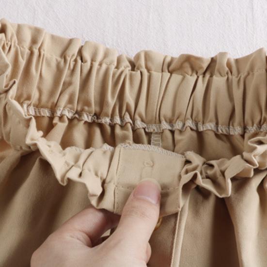 Dámská ležérní sukně s elastickým vysokým pasem a áčkovým lemem, jednobarevné knoflíky, ozdobné kapsy, midi sukně