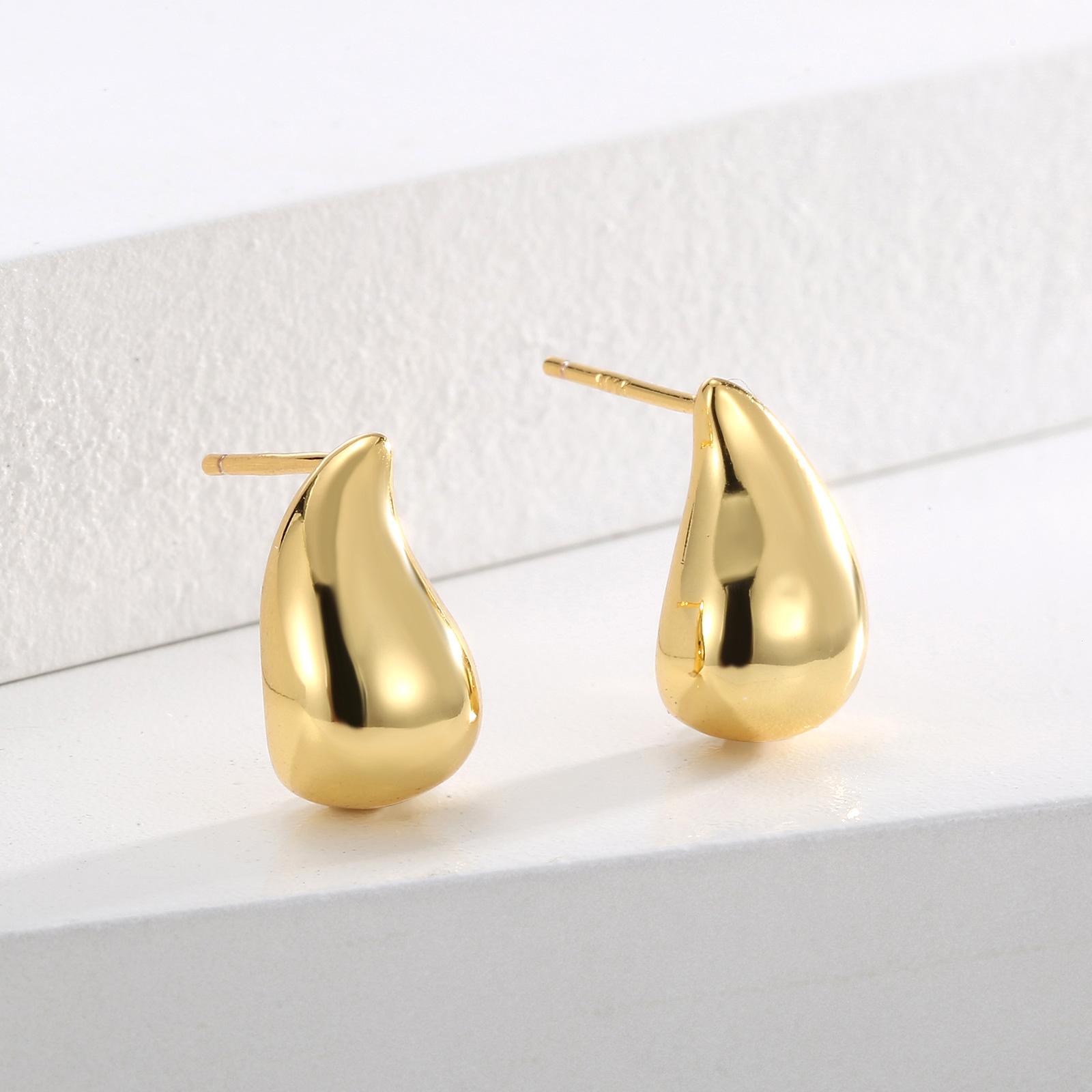 

Серьги модные, маленькие и свежие, а личность маленькая и приятная.. В моде серьги в форме капли воды.