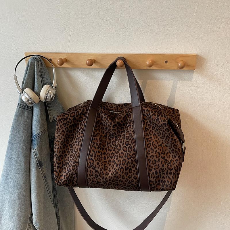 

Fashion single shoulder popular large-capacity bag, new trend in autumn and winter 2025, simple messenger commuter tote bag