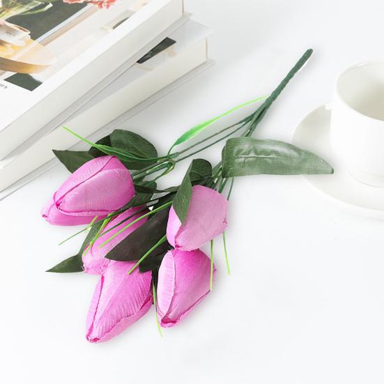 Krásná umělá květina nikdy nevybledne Více vrstev okvětních lístků vytváří vitalitu