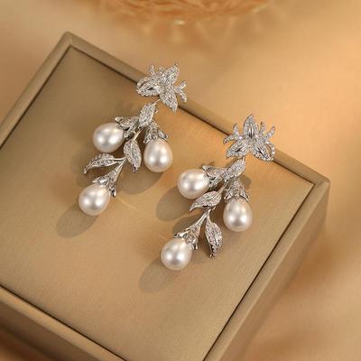 Orecchini Pendenti Eleganti con Nappa di Perle e Foglia in Argento S925 per Donna