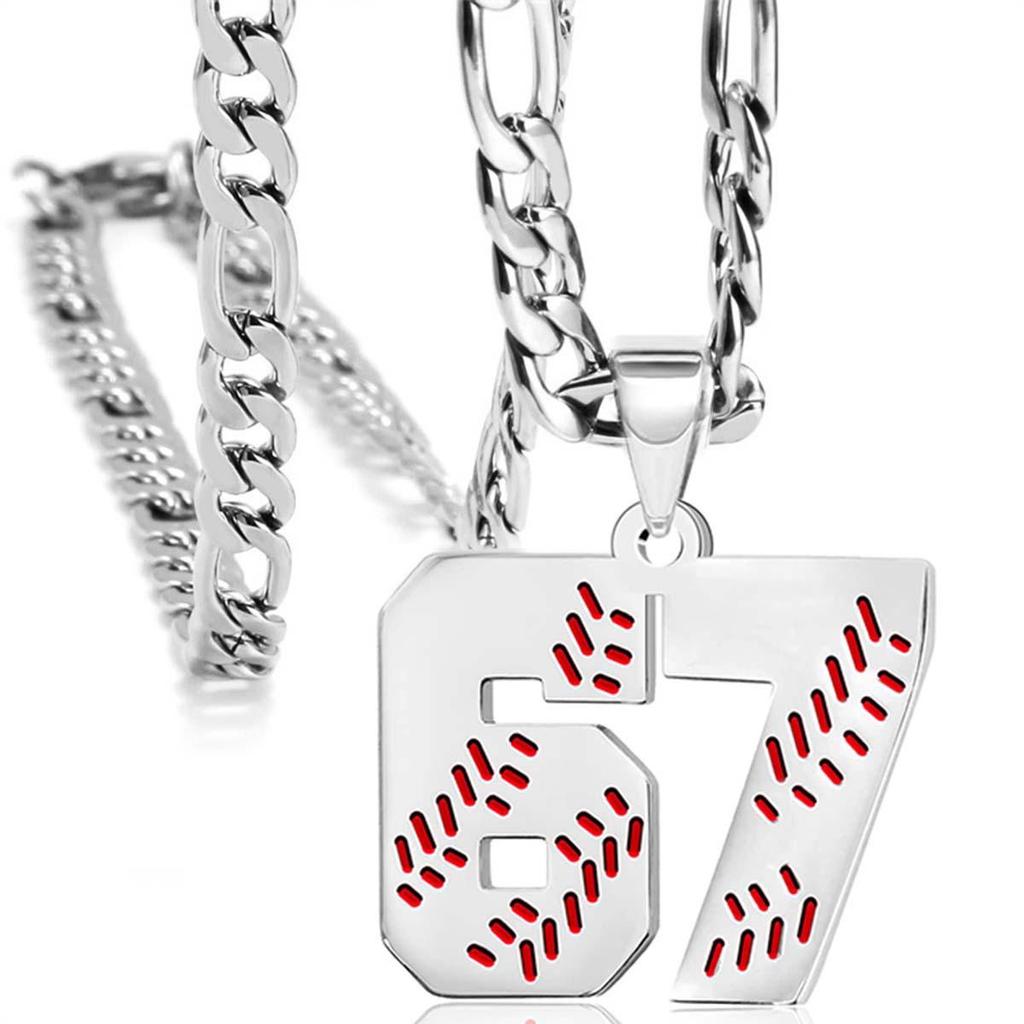 Collar con Colgante de Cruz 67 en Acero Inoxidable y Titanio con Números Árabes - Ideal para Aficionados al Béisbol, Fútbol y Rugby