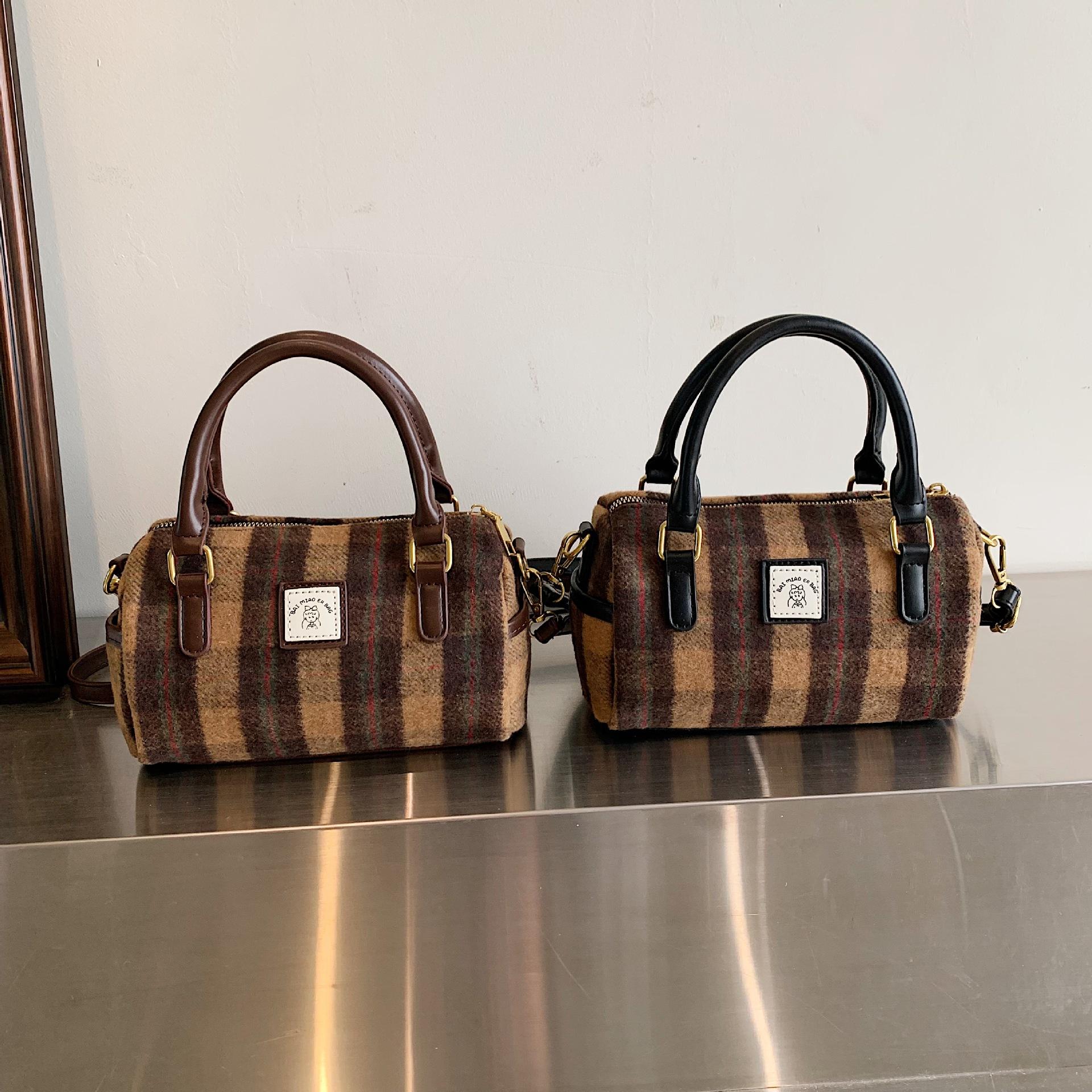 

Зимняя в иностранном стиле портативная маленькая сумка женская сумка, новая в этом году клетчатая шерстяная маленькая квадратная сумка модная сумка через плечо темно-коричневого