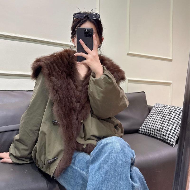 The New Model of the Real Shot Is Overcome by the Navy Collar Jacket, Women's Short Goose Down Jacket, Real Hair Fox Fur Coat.