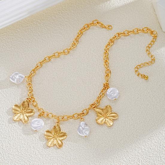 Baroque Faux Pearl Statement Necklace with Vintage Flower Pendant Irregular Natural Pearl Pearl Chain for Women Elegant Alloy Jewelry for Party Daily