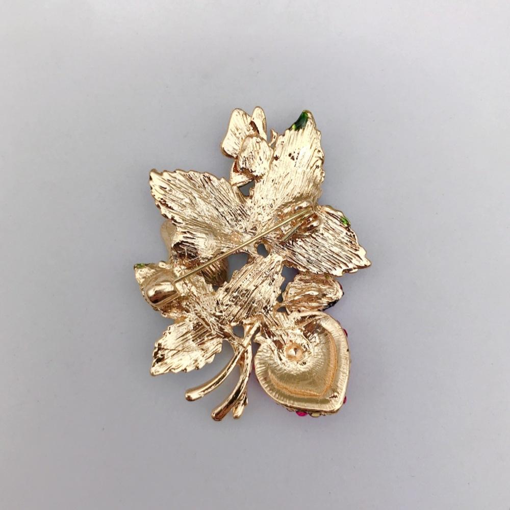 Hübsche Erdbeer-Broschen Strass Emaille Früchte Broschen für Damenkleidung Rucksack-Anstecker Abzeichen