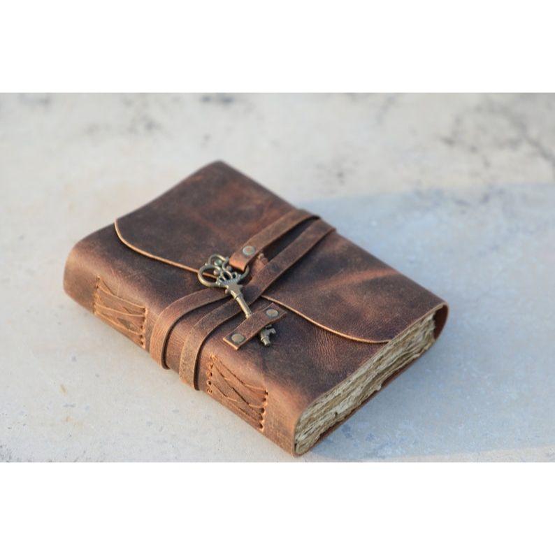 

Винтажный кожаный журнал для женщин и мужчин, разноцветная бумага на 240 страниц с петлей для ручки и ключом, кожаный альбом для вырезок, Книга теней, Гримуар. 7 x 5 in коричневый