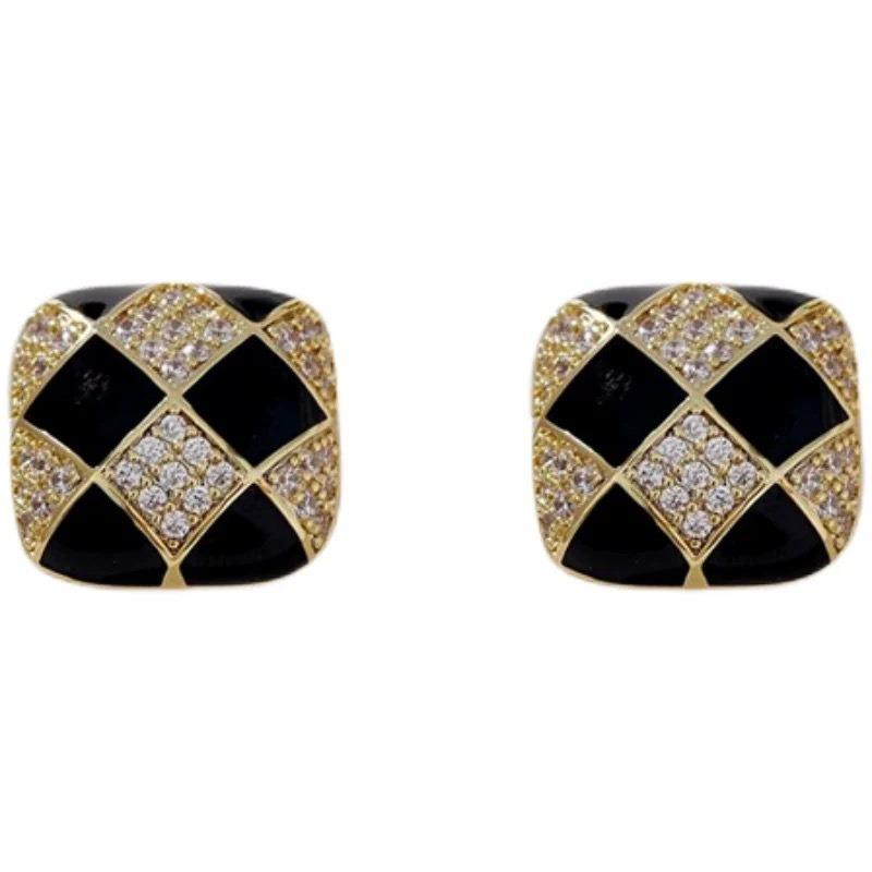 Rautenförmige Ohrstecker - Vielseitige und elegante Ohraccessoires. Schicker karierter Schmuck für Herbst und Winter.