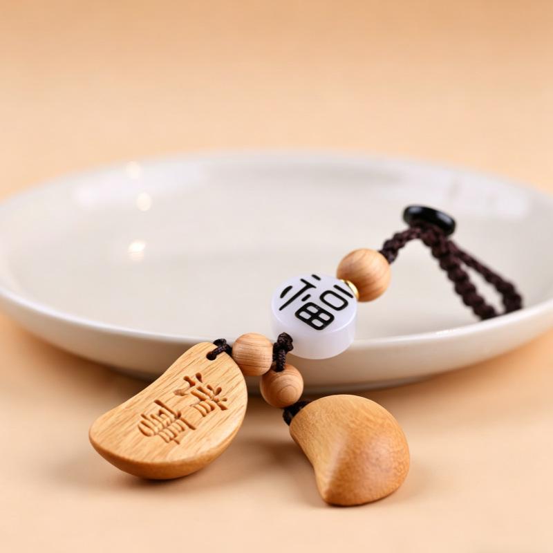 Top Mother s Day & Children s Day Wooden Keychain Gift: Good Things Happen Souvenir