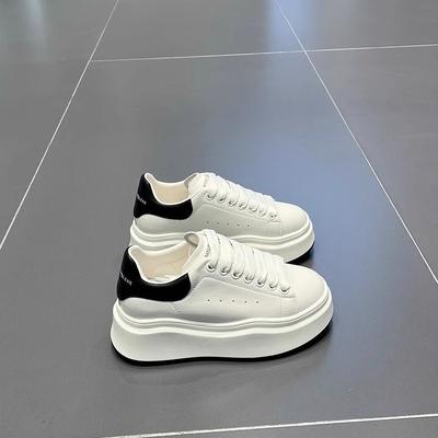 Mały mężczyzna gruba podeszwa podwyższające skórzane buty na platformie damskie 2025 wiosna nowe 6cm podeszwa babeczka buty McQueen białe buty trend