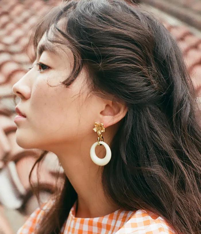 008. Ivory hole Retro flower vintage earring