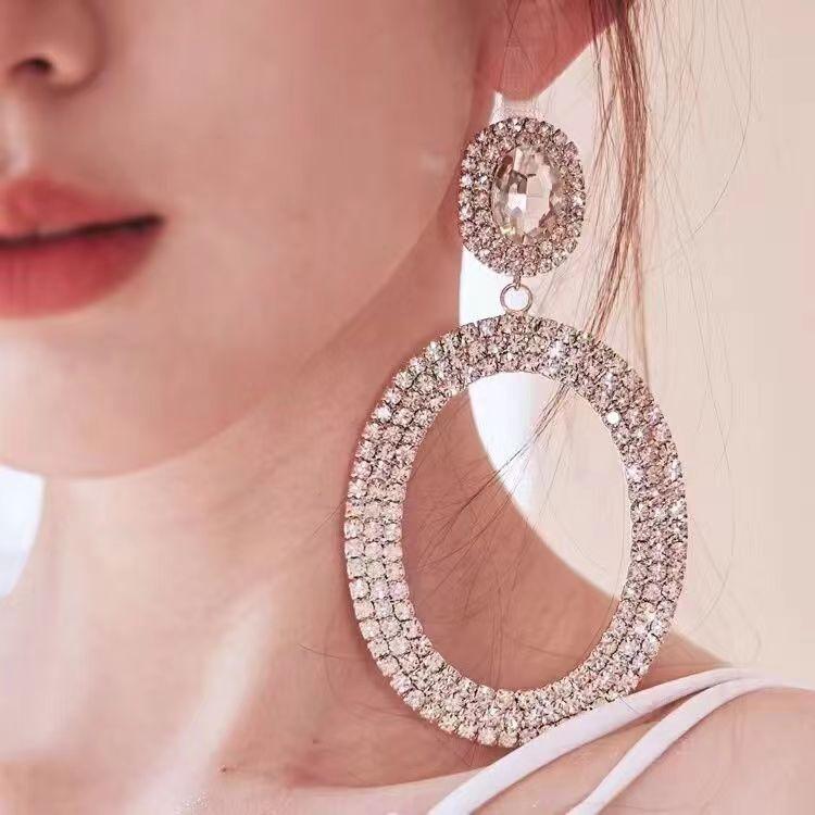 Full Diamond Earrings Show A Small Face, Exaggerated Big Earrings, and Flash Earrings.