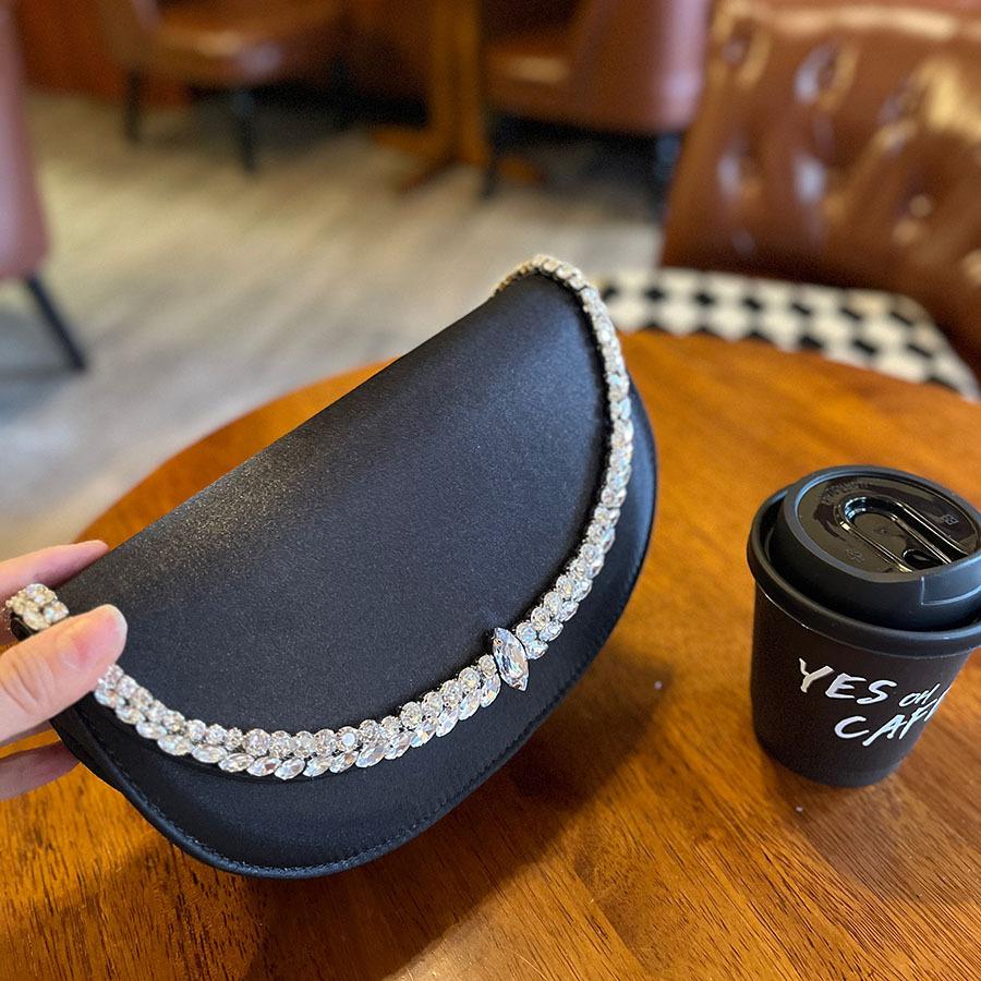 

Xiaoxiangfeng celebrity temperament semi-round dumpling bag, shiny diamond-encrusted crystal dinner bag, messenger bag in hand