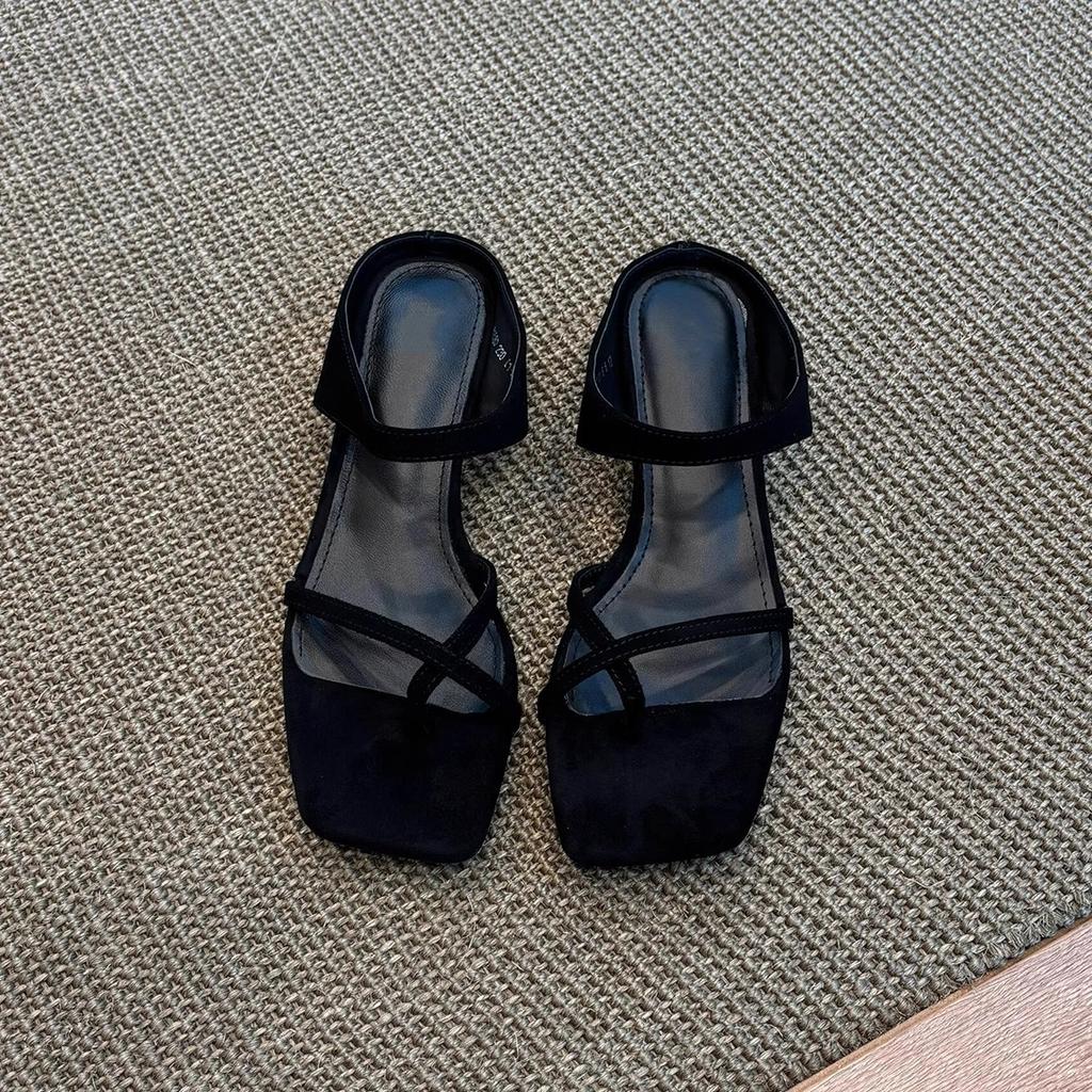 2025 nieuwe modieuze en eenvoudige casual cover teen met sandalen dames zomer retro vierkante neus schuine hak buiten dragen coole slippers