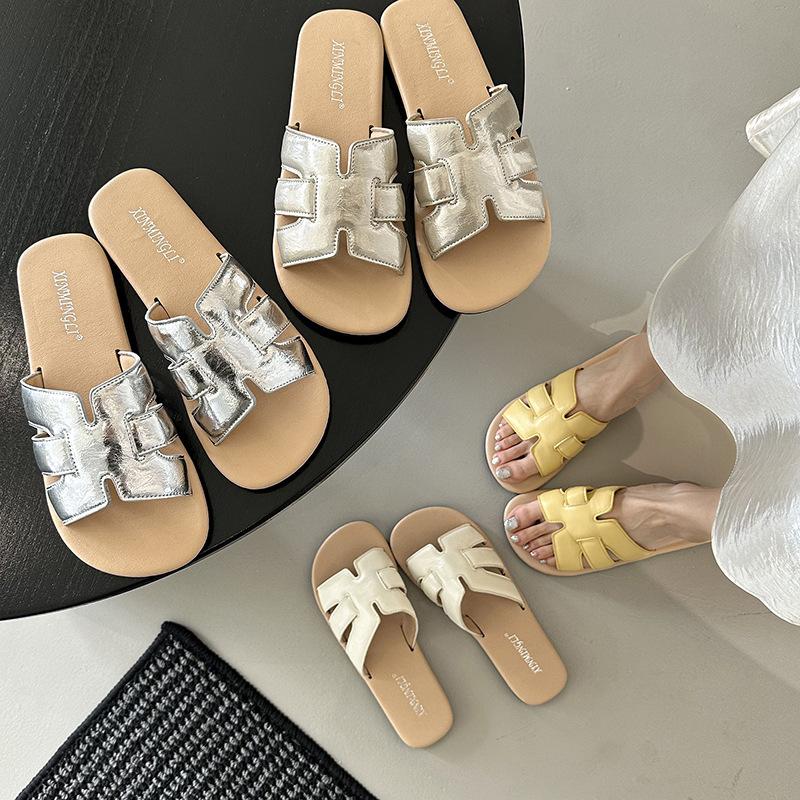 Fairy summer breeze with new slippers, female wearing beach skirt one-word flat sandals