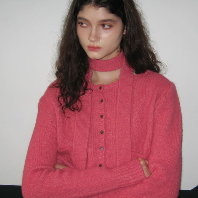 LETTER FROM MOON Hairy Gold Pendant Slim Muffler (Coral Pink)