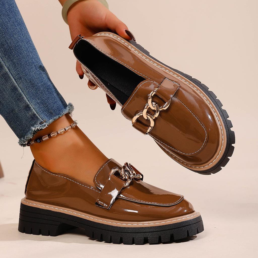 Outono de 2025 novo salto grosso sola grossa bico redondo moderno versátil fivela de metal mocassins de um pé sapatos pequenos de couro