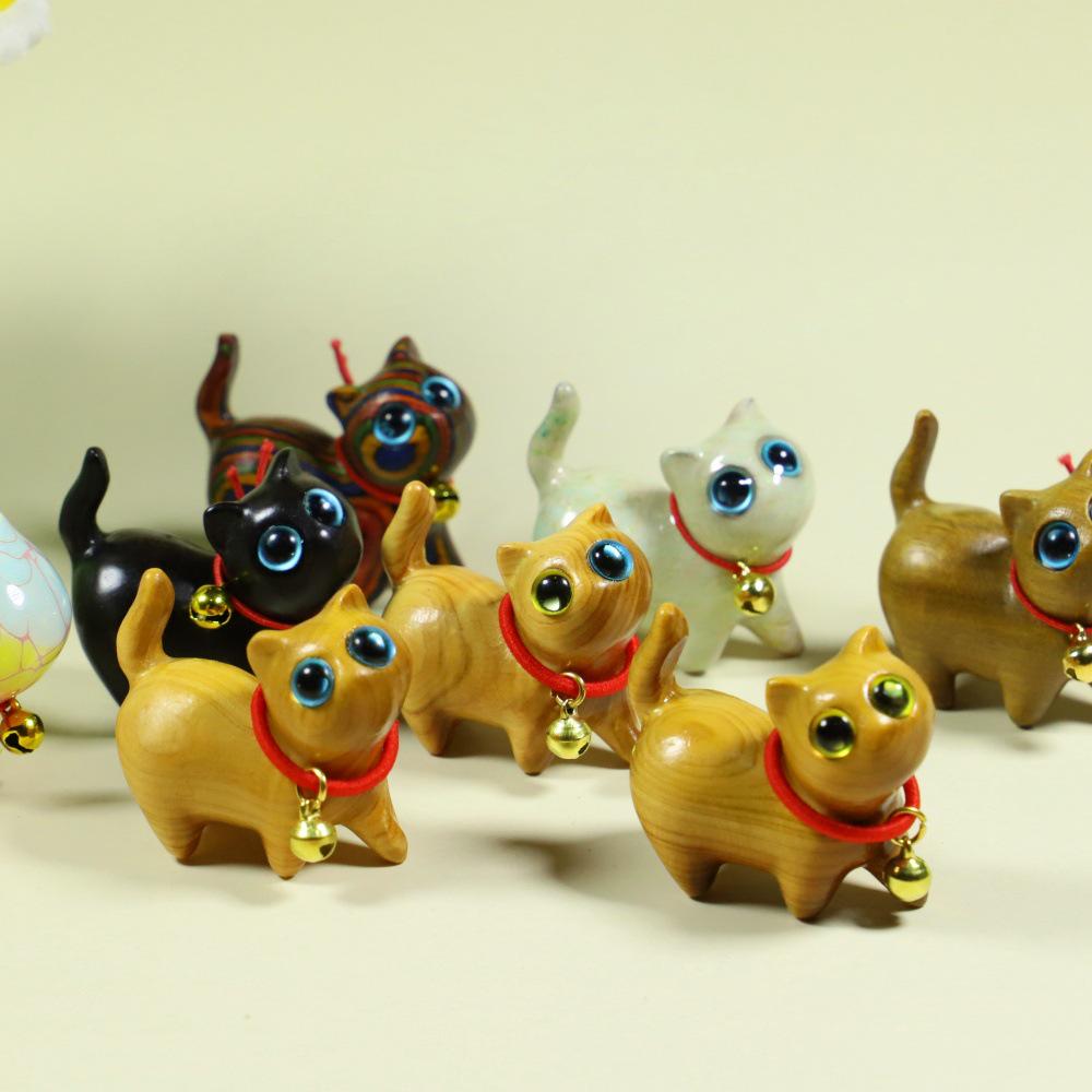 Santalové dřevo Kočka pro štěstí se zvonkem: Roztomilá figurka koťátka s naklánějící se hlavičkou, kreativní dárek k narozeninám