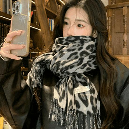 

2025 Stylish Retro Leopard Print Cashmere-Feel Scarf for Women - Warm, Versatile Autumn/Winter Neck Warmer Shawl