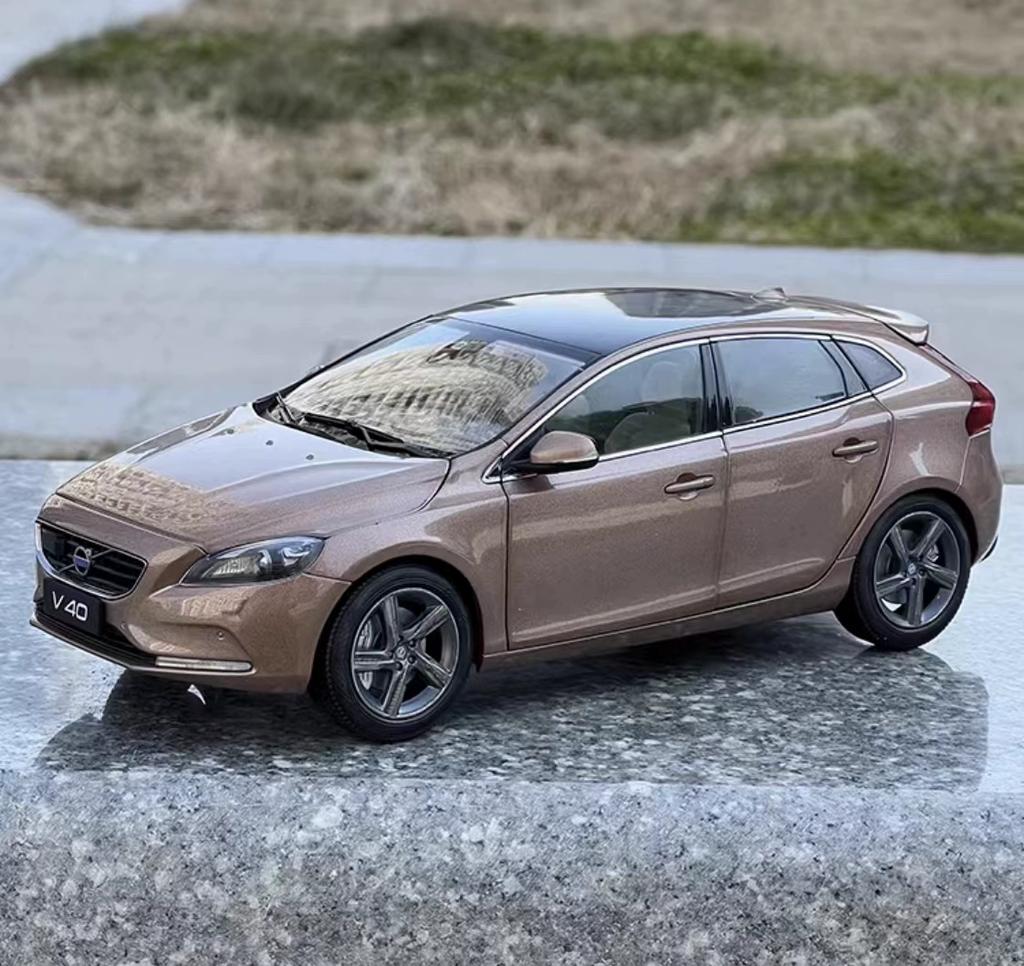 Official Volvo 1:18 Scale Alloy Car Models - XC60, XC90, S60L, Die-Cast with Factory Metallic Paint, Collector's Display Model
