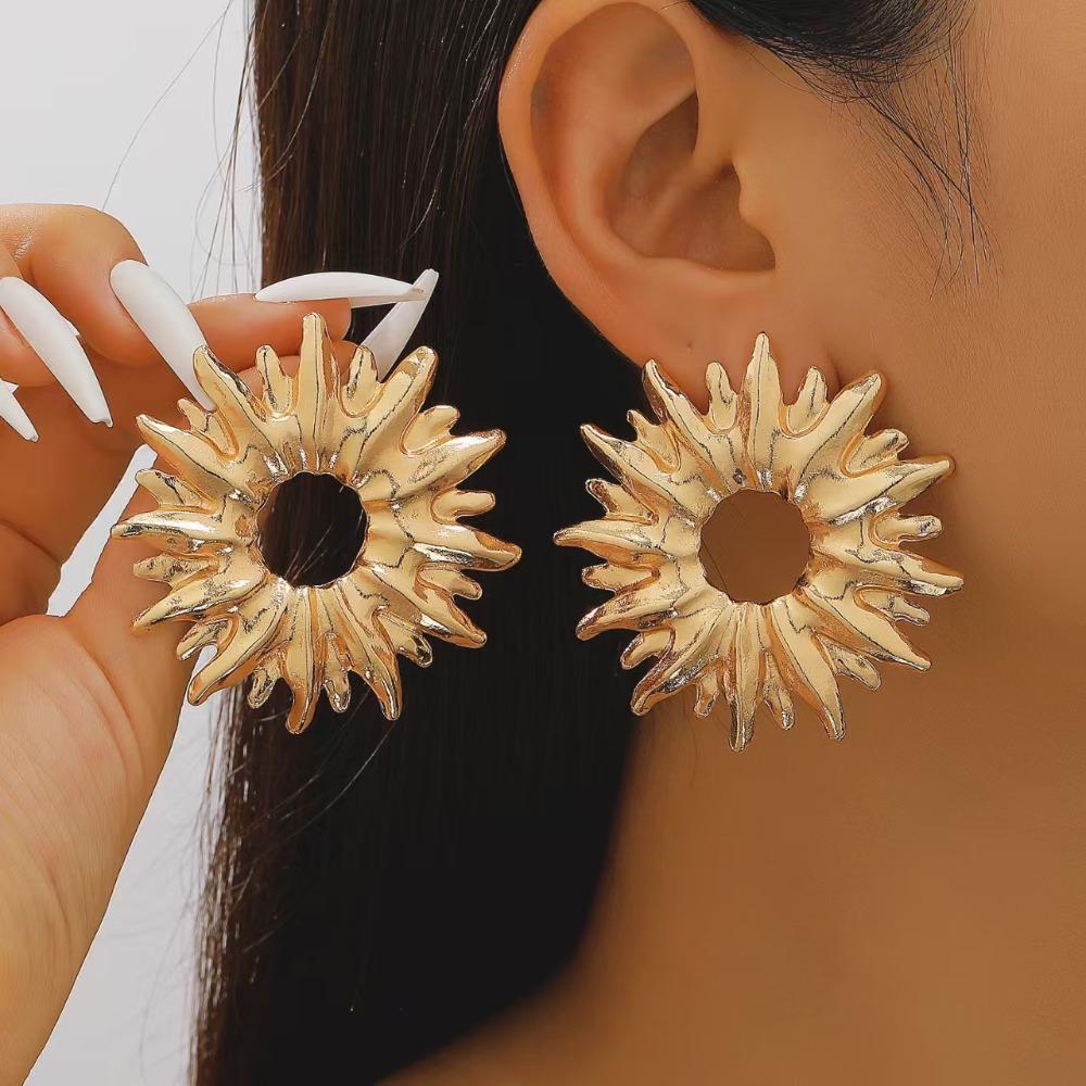 Exaggerated Fashionable Gold Color and Silver Color Pleated Hollowed-out Round Sunflower Stud Earrings for Women Korean Jewelry