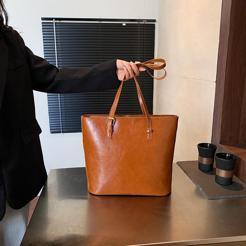 

Ретро корейская портативная сумка для通勤 женская 2025 новая простая трендовая универсальная сумка-тоут большой вместимости на плечо Without pendant коричневый